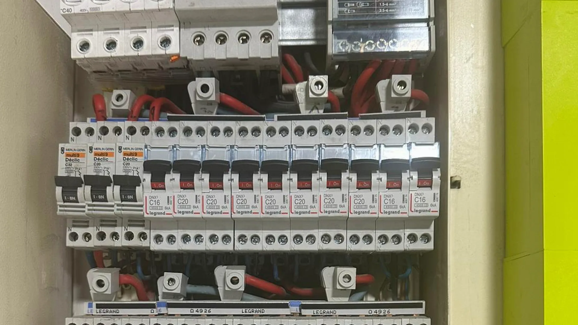 Électricien professionnel en intervention à Paris