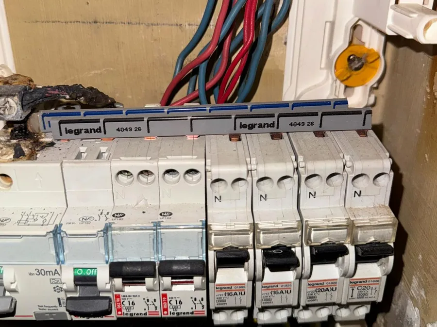Mise aux normes par un électricien à Paris